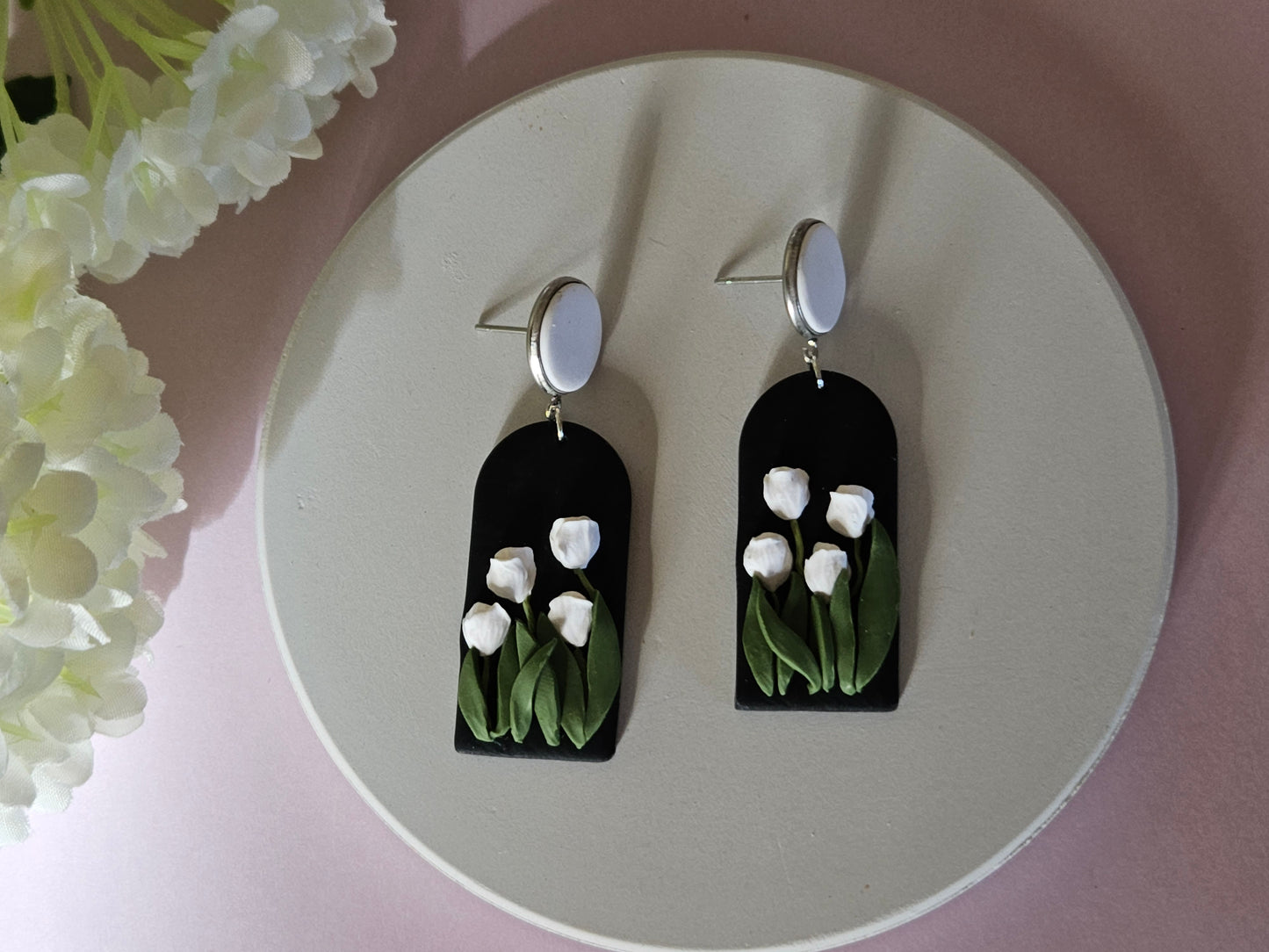 Tulip Arch Black Earrings