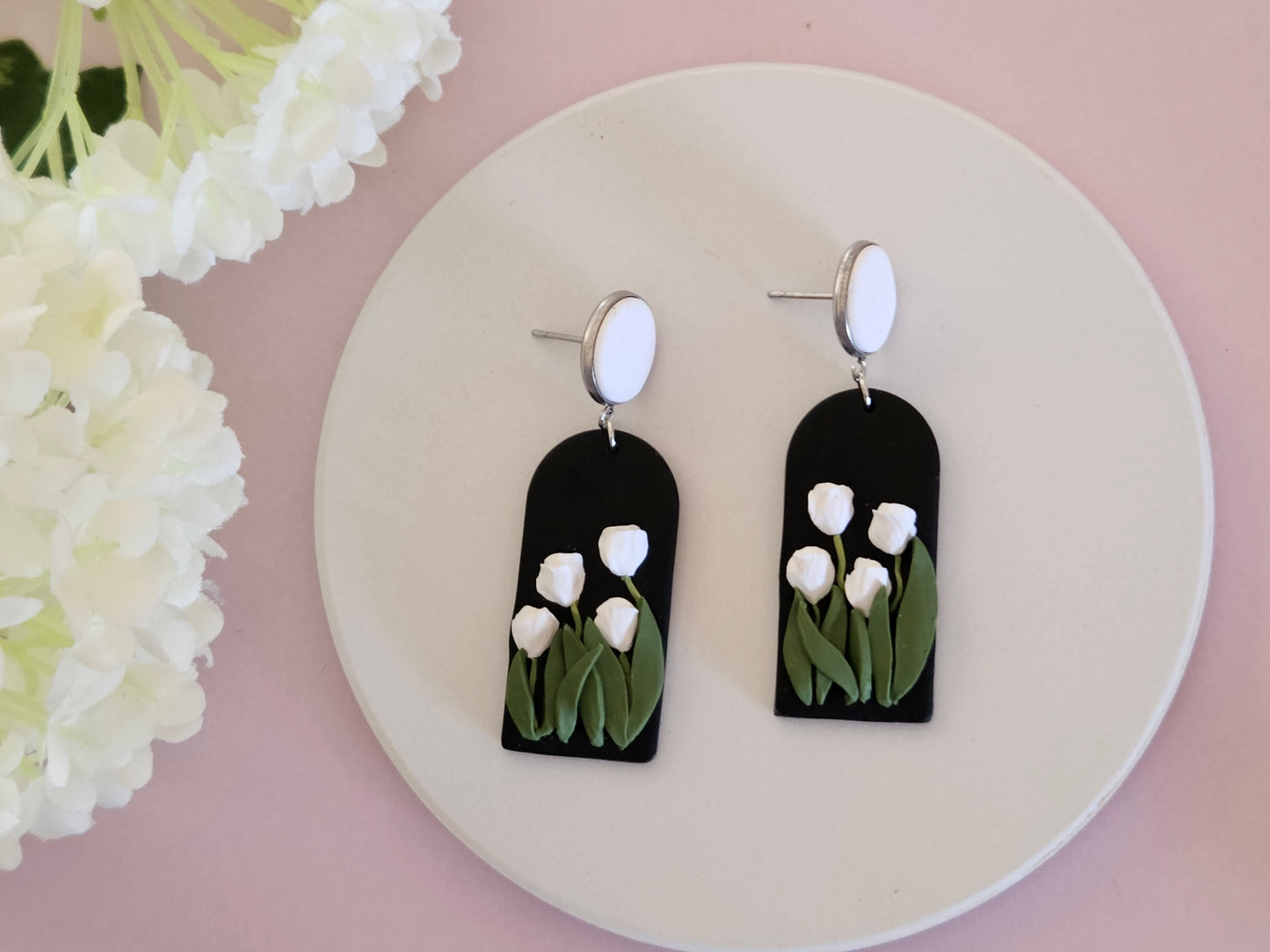 Tulip Arch Black Earrings