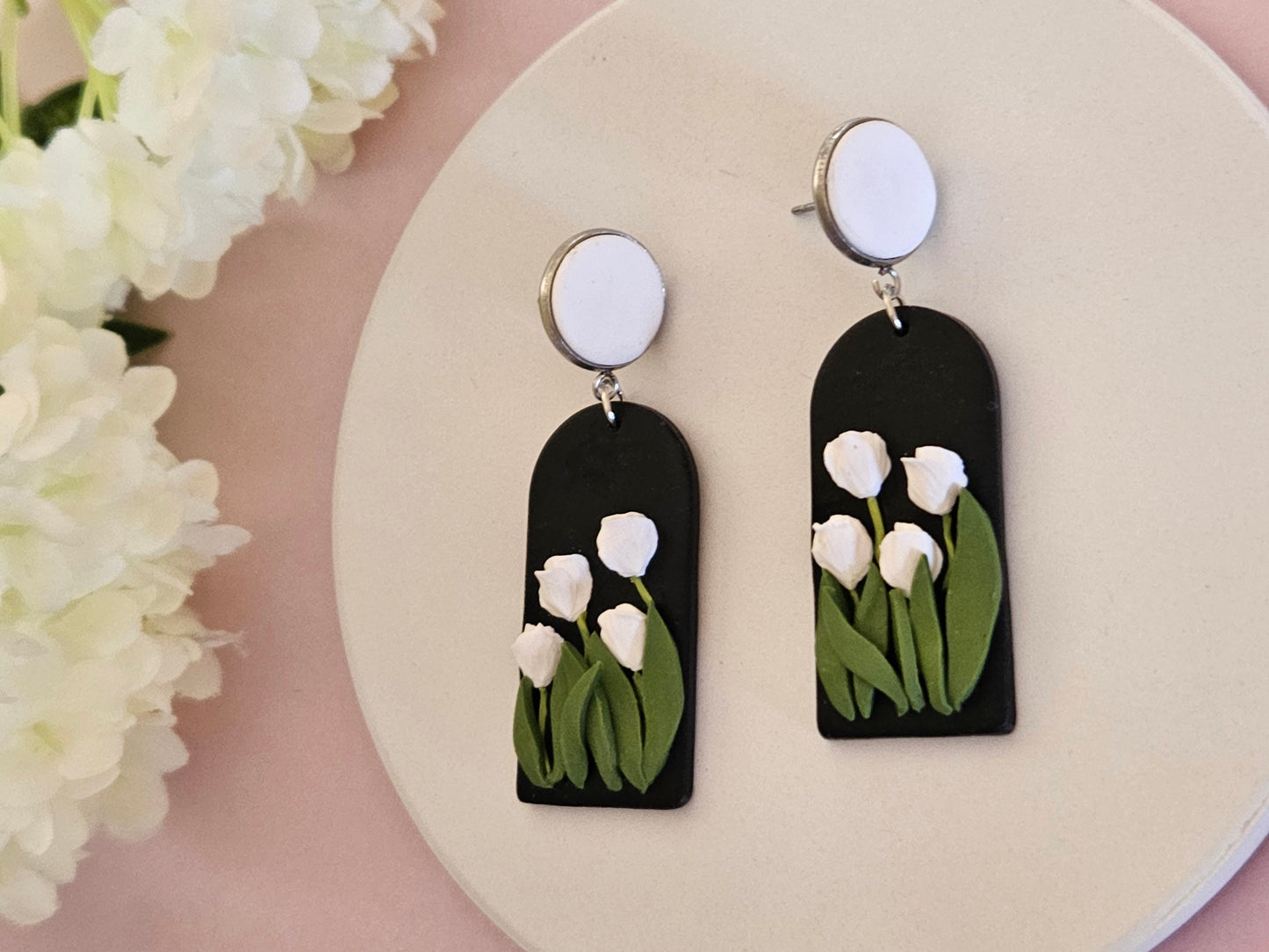 Tulip Arch Black Earrings