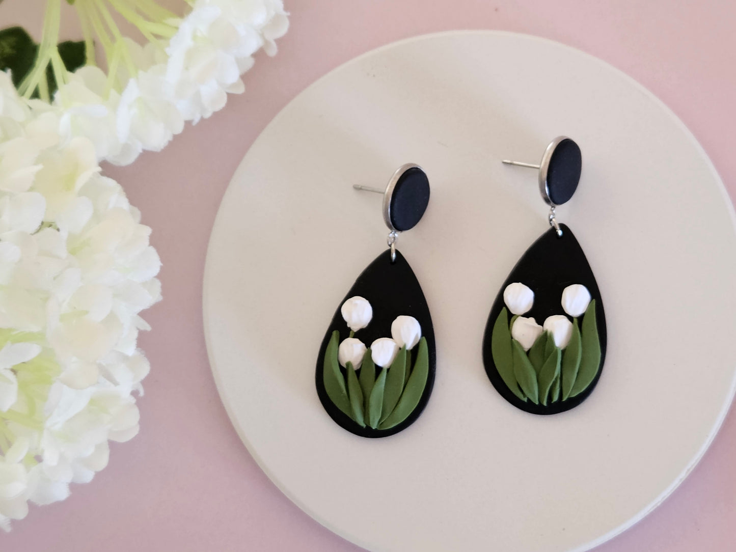 Tulip Droplet Black Earrings