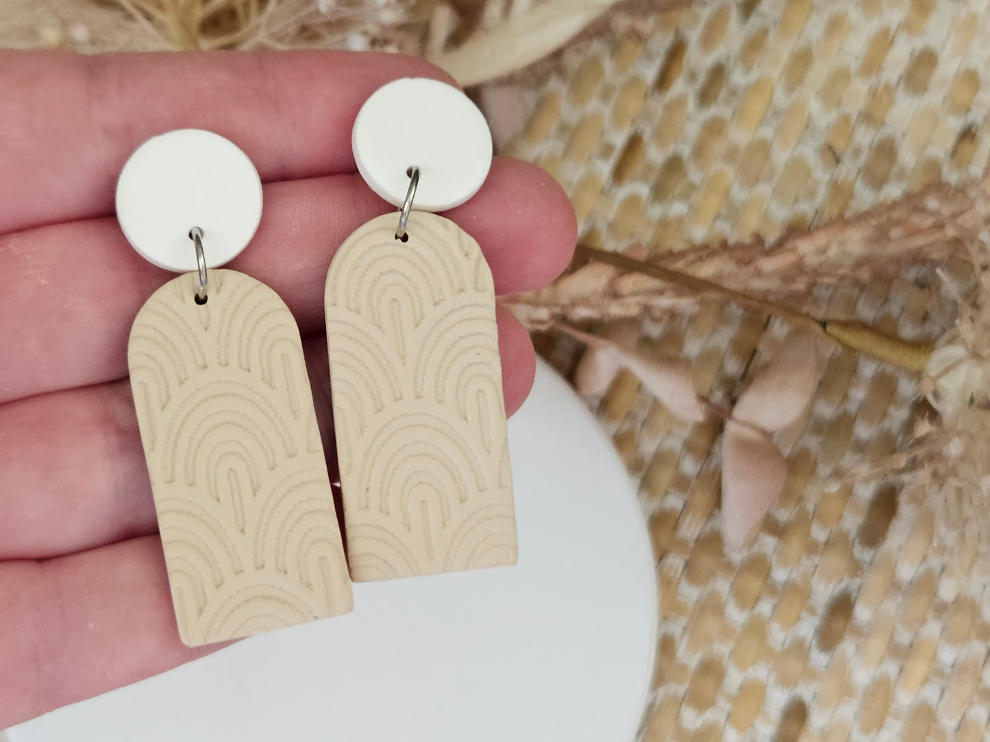 Classic Clay Patterned Arch Beige Earrings