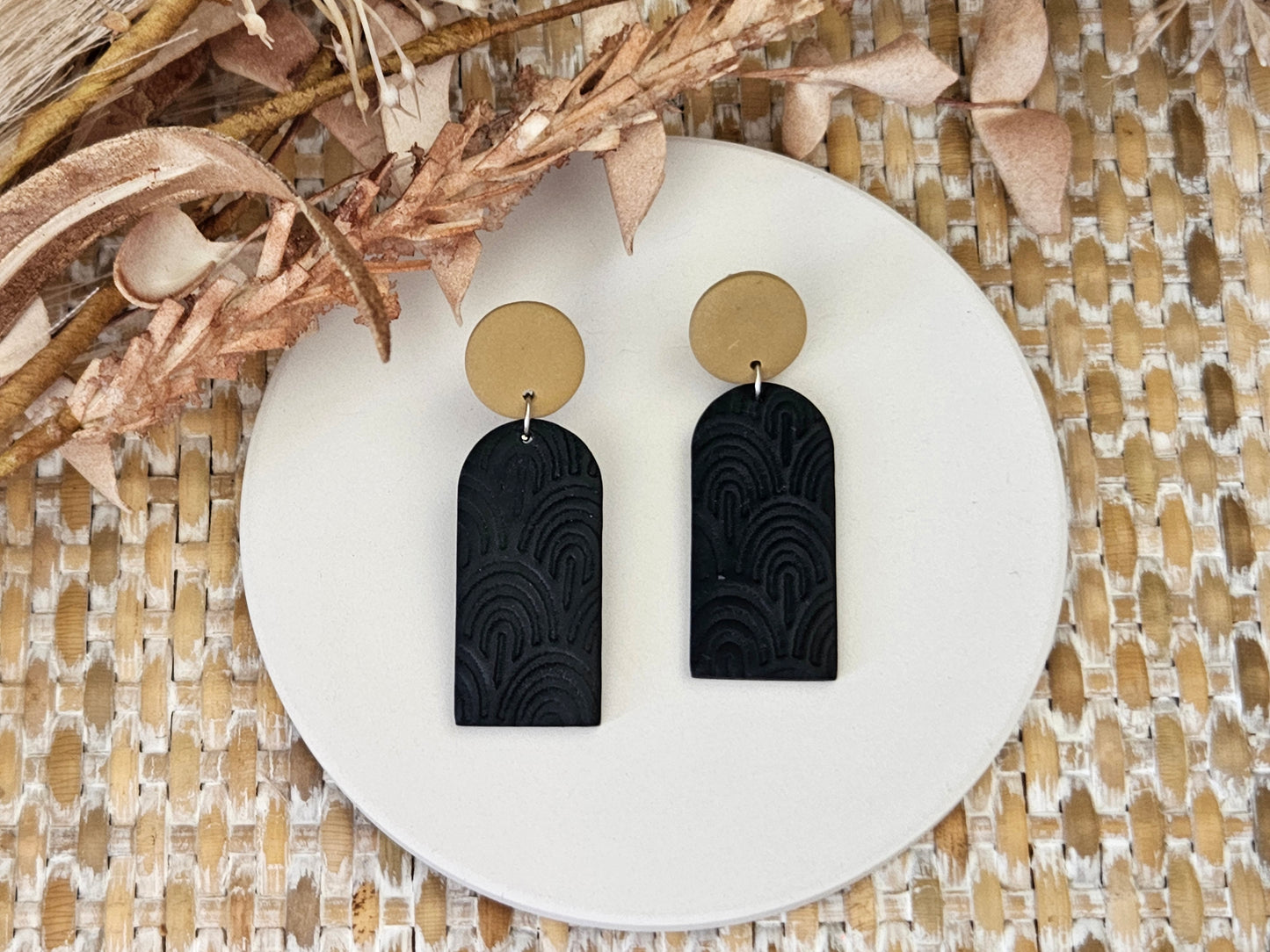 Classic Clay Patterned Arch Black Earrings