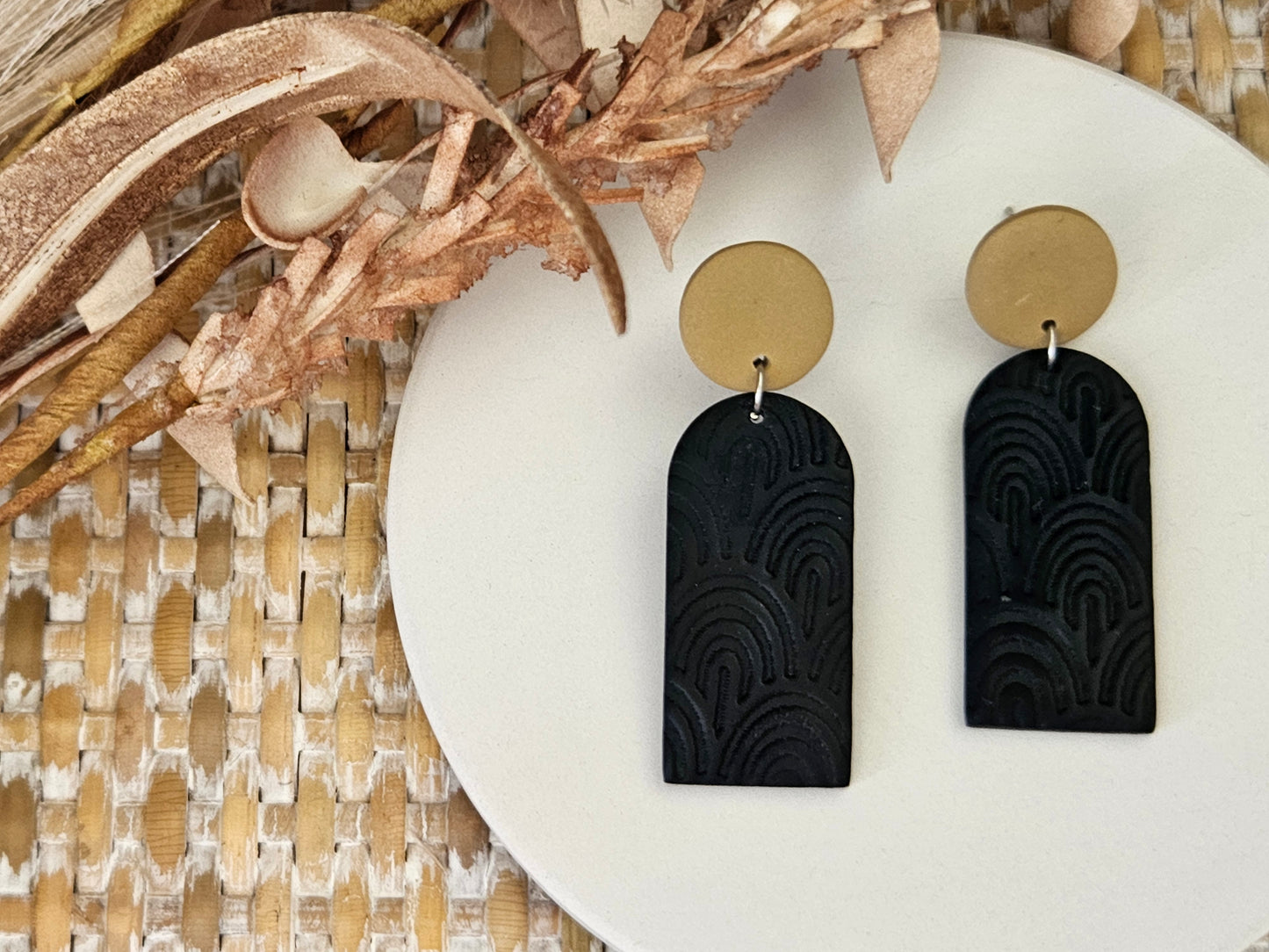 Classic Clay Patterned Arch Black Earrings