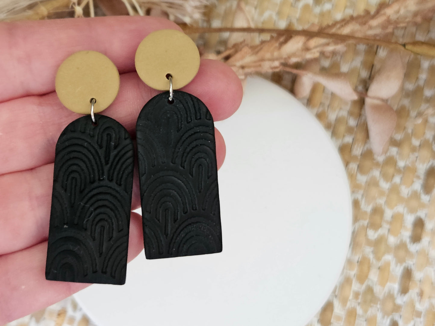 Classic Clay Patterned Arch Black Earrings