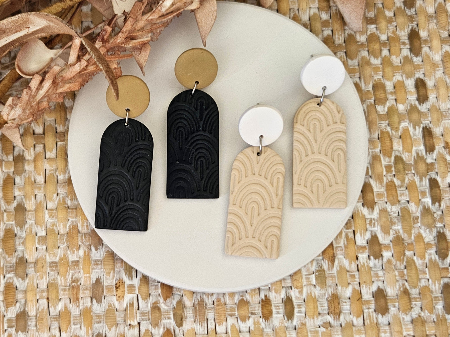 Classic Clay Patterned Arch Black Earrings