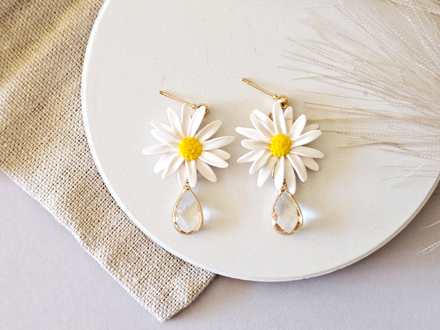 Birth Flower Collection April Daisy Earrings