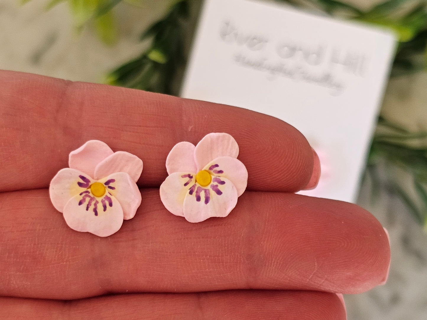 Pansy Studs Light Pink